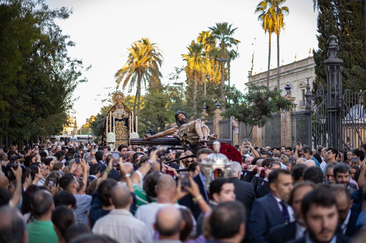 El Cristo de la Buena Muerte , patrimonio de la Universidad de Sevilla, ya recibe culto en el Sagrario de la Catedral - Imagen de la noticia 1