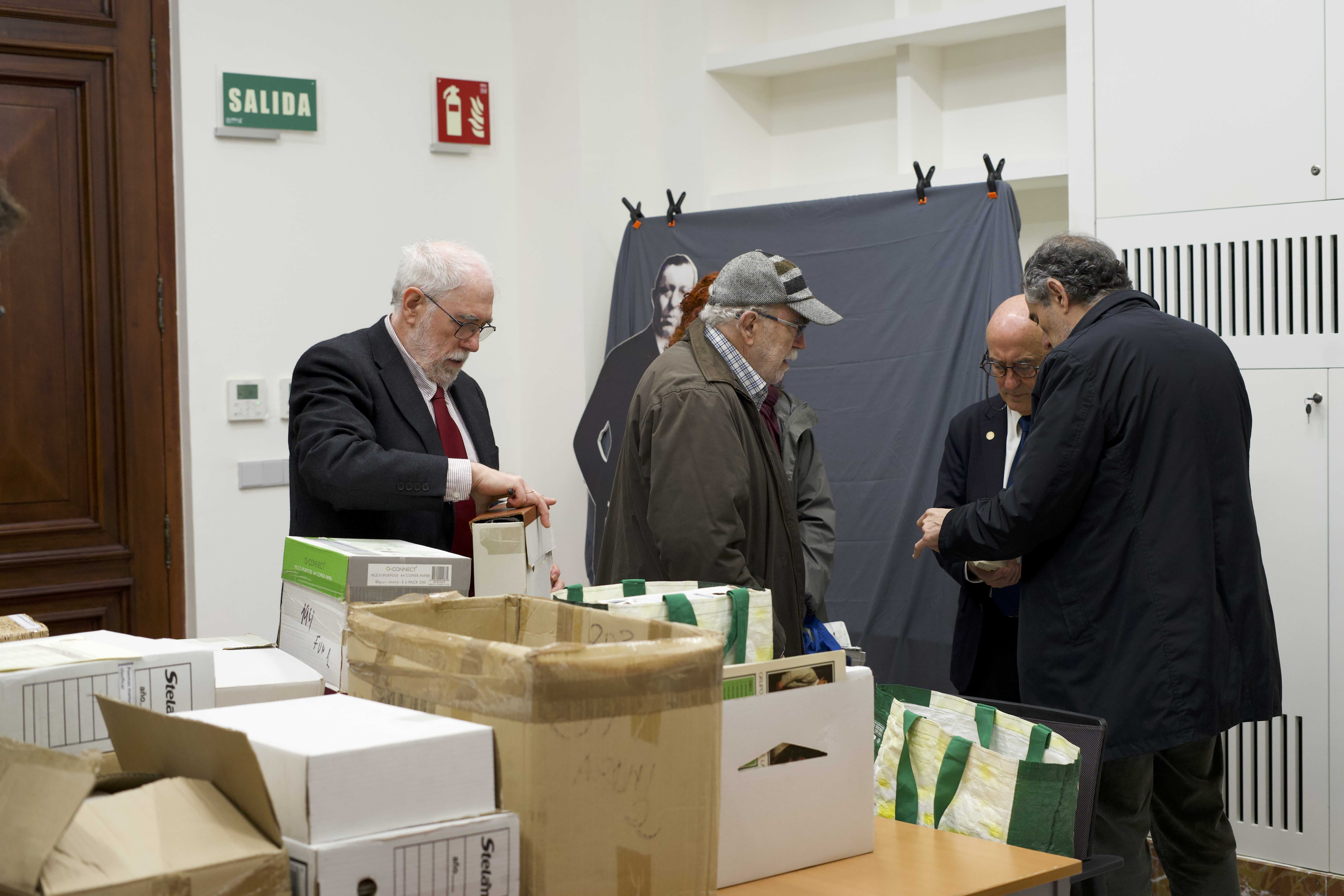 La US recibe el fondo documental y bibliográfico del poeta José Luis Tejada - Imagen de la noticia 1