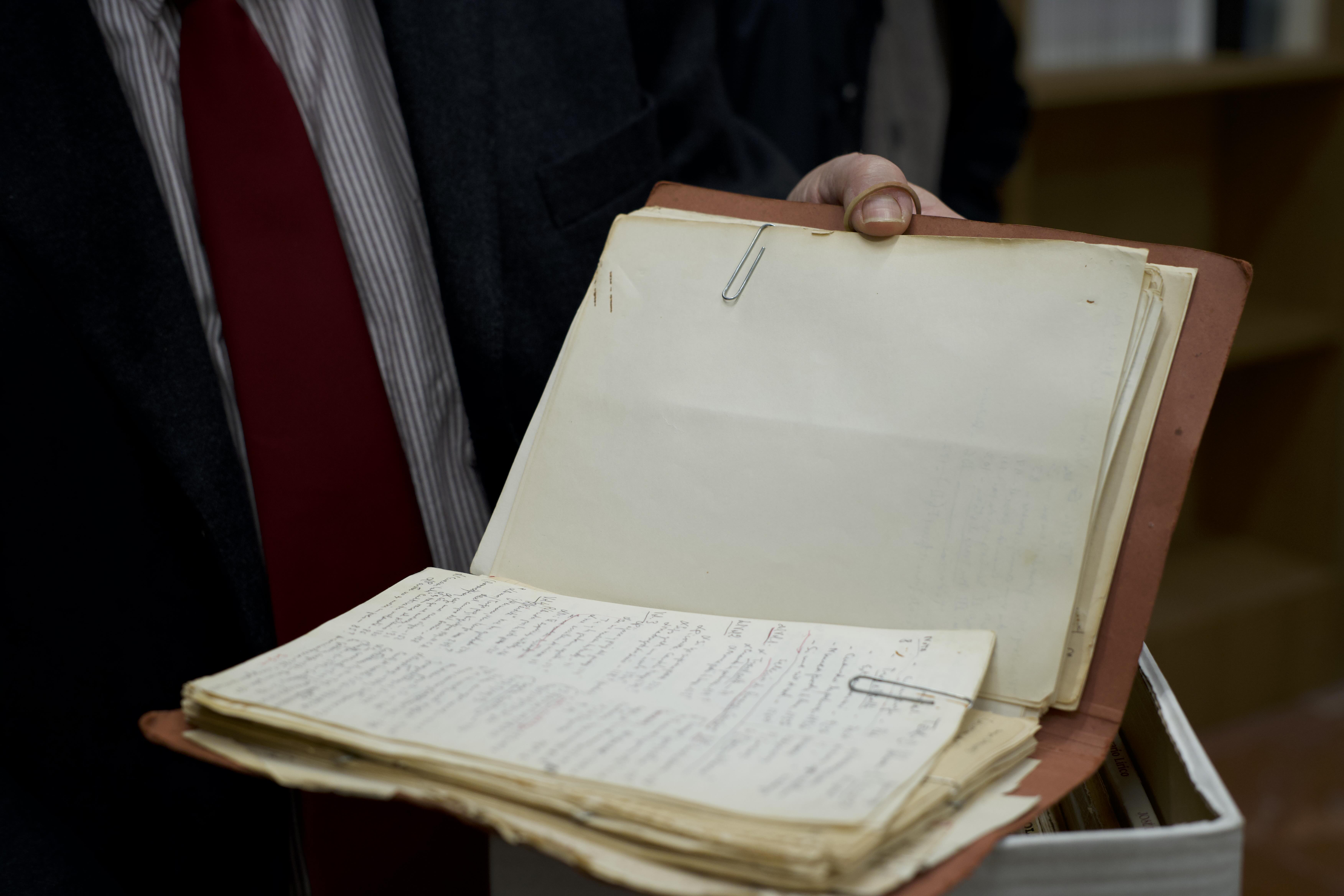 La US recibe el fondo documental y bibliográfico del poeta José Luis Tejada - Imagen de la noticia 4