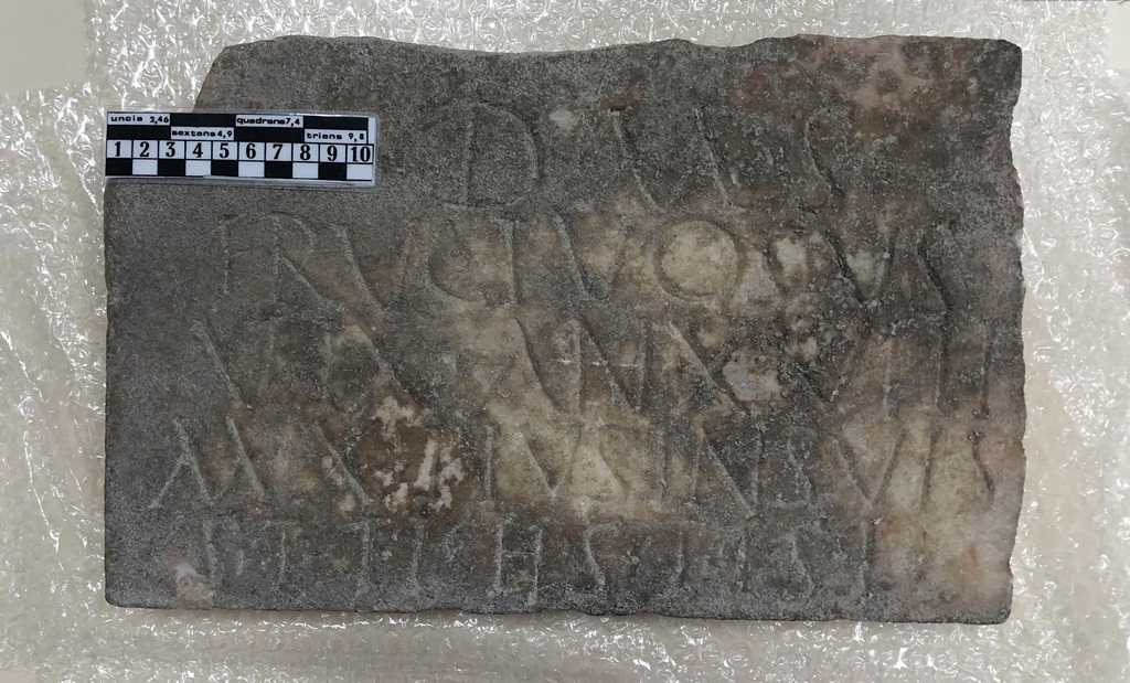 Intervención de conservación - Lápida con epígrafe funerario - Imagen de la noticia 2