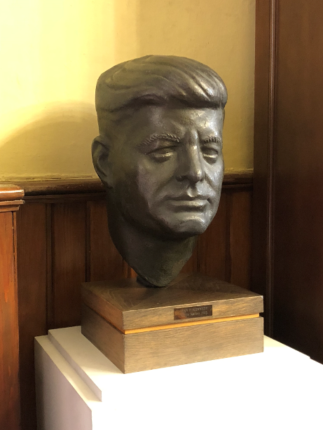 Martín Merino y el busto de John F. Kennedy - Imagen de la noticia 3