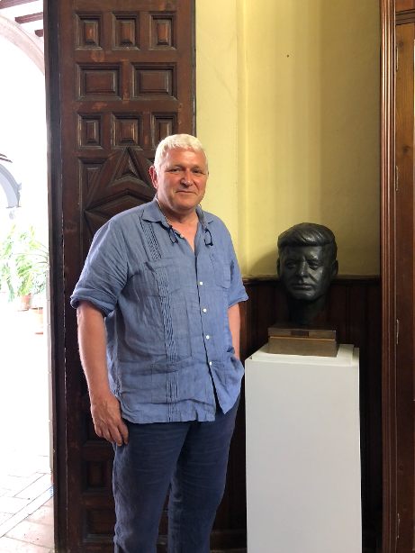 Martín Merino y el busto de John F. Kennedy - Imagen de la noticia 4