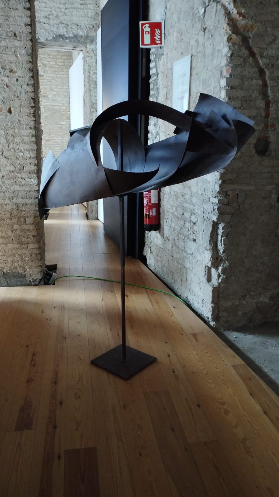 La obra “Giro en Ausencia de Nada” estrena ubicación en la facultad de Ciencias Económicas y Empresariales - Imagen de la noticia 1