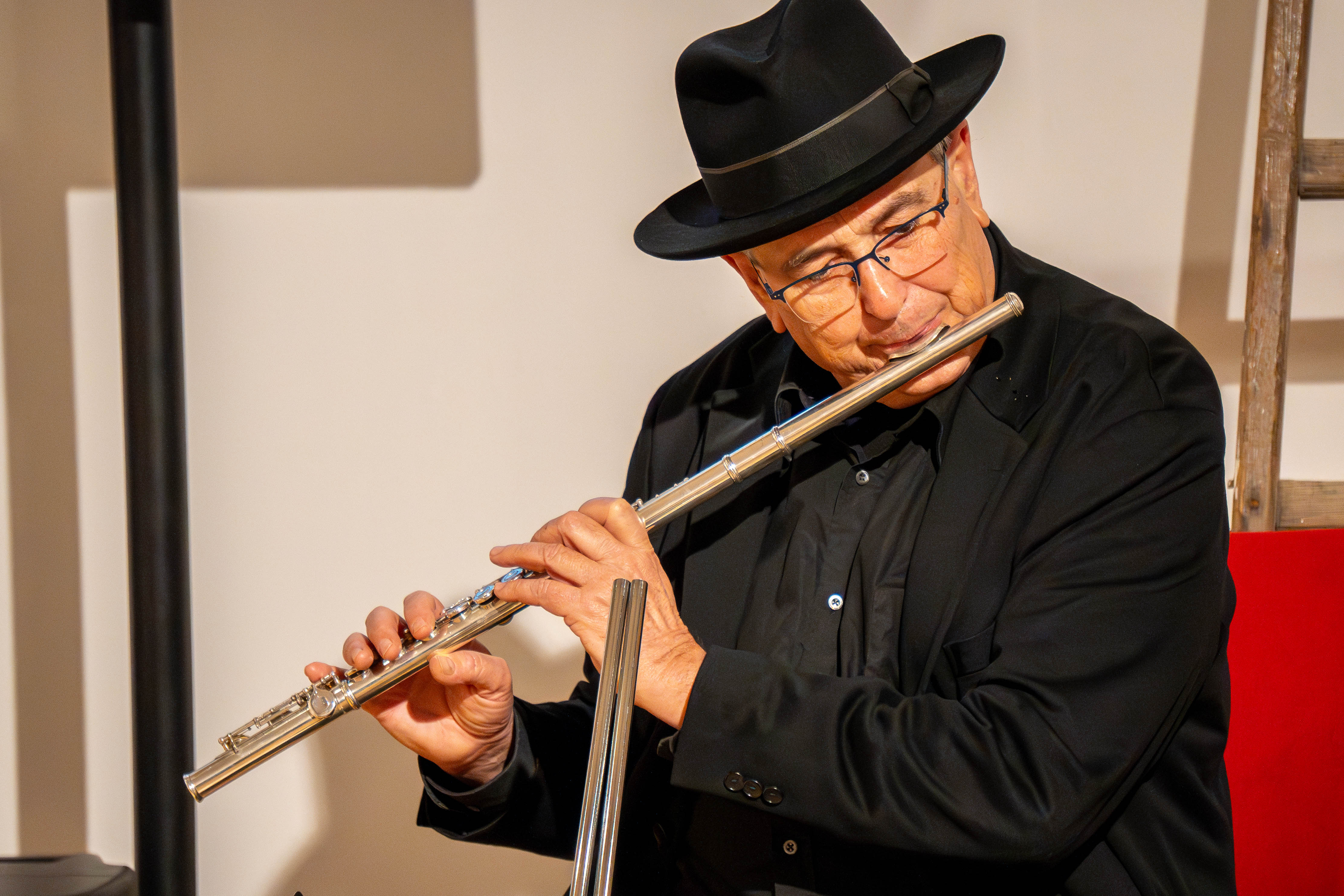 La música acompaña una obra de Adolfo Schlosser - Imagen de la noticia 1