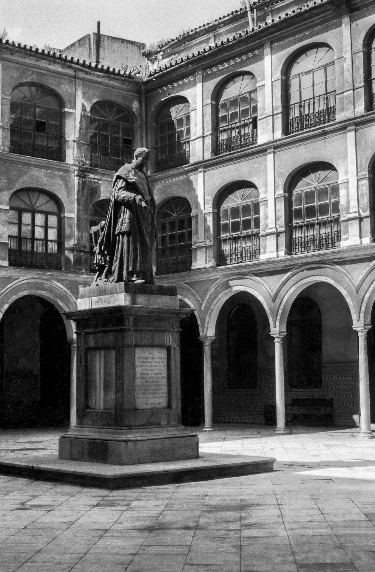 La Universidad de Sevilla celebra el Día Mundial de la Fotografía poniendo en valor su patrimonio fotográfico - Imagen de la noticia 1