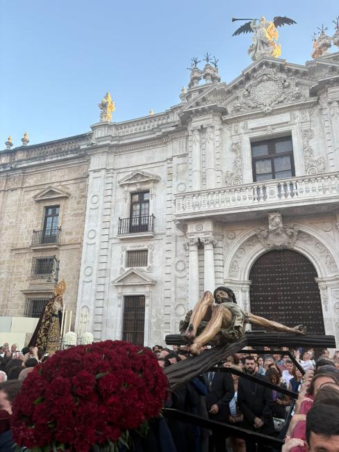 El Cristo de la Buena Muerte , patrimonio de la Universidad de Sevilla, ya recibe culto en el Sagrario de la Catedral - Imagen de la noticia 2