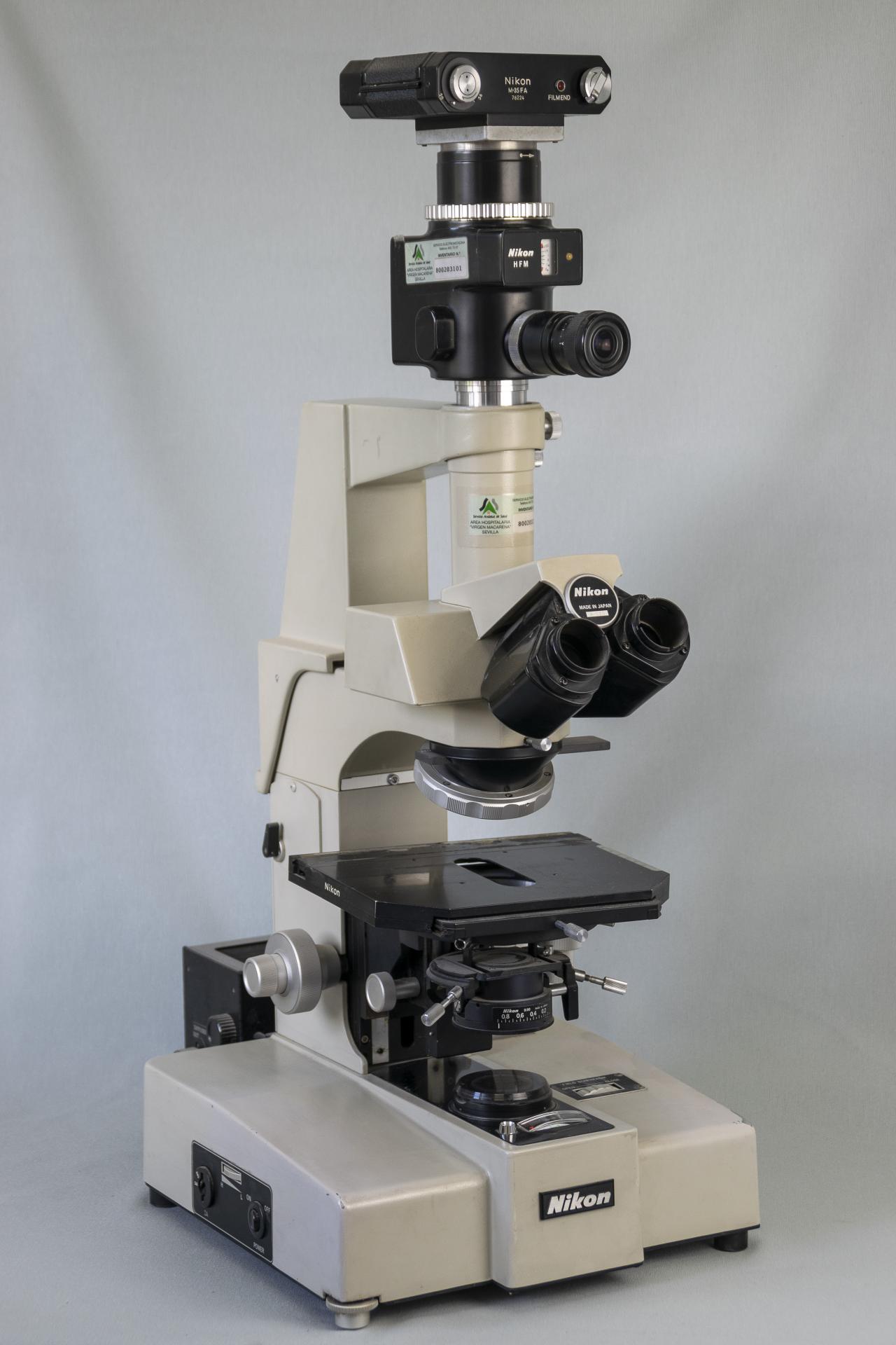 Microscopio óptico trinocular