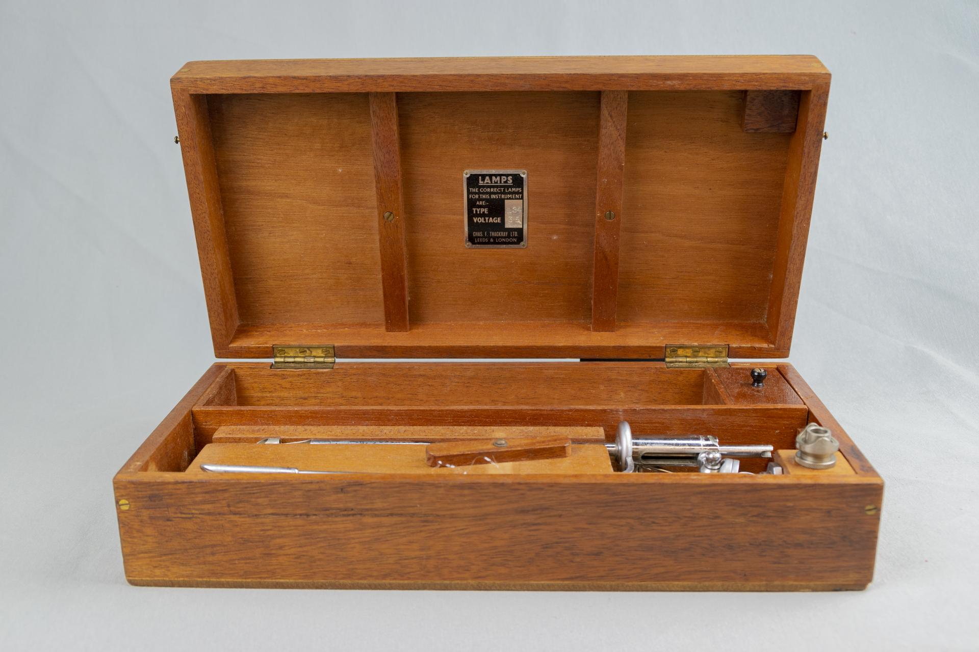 Caja de madera con instrumental científico