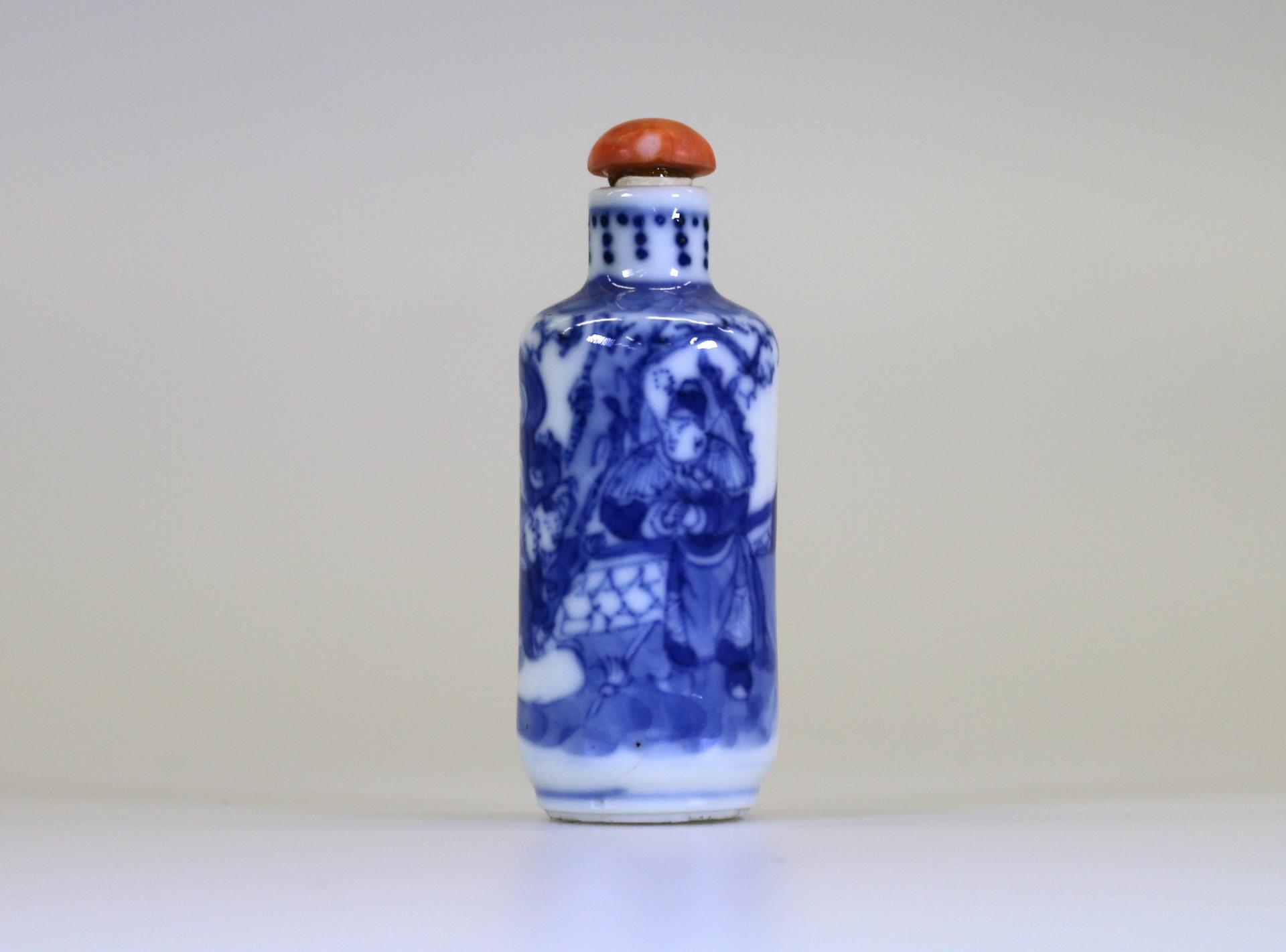 Tabaquera para tabaco rapé en porcelana con guerrero y aprendices
