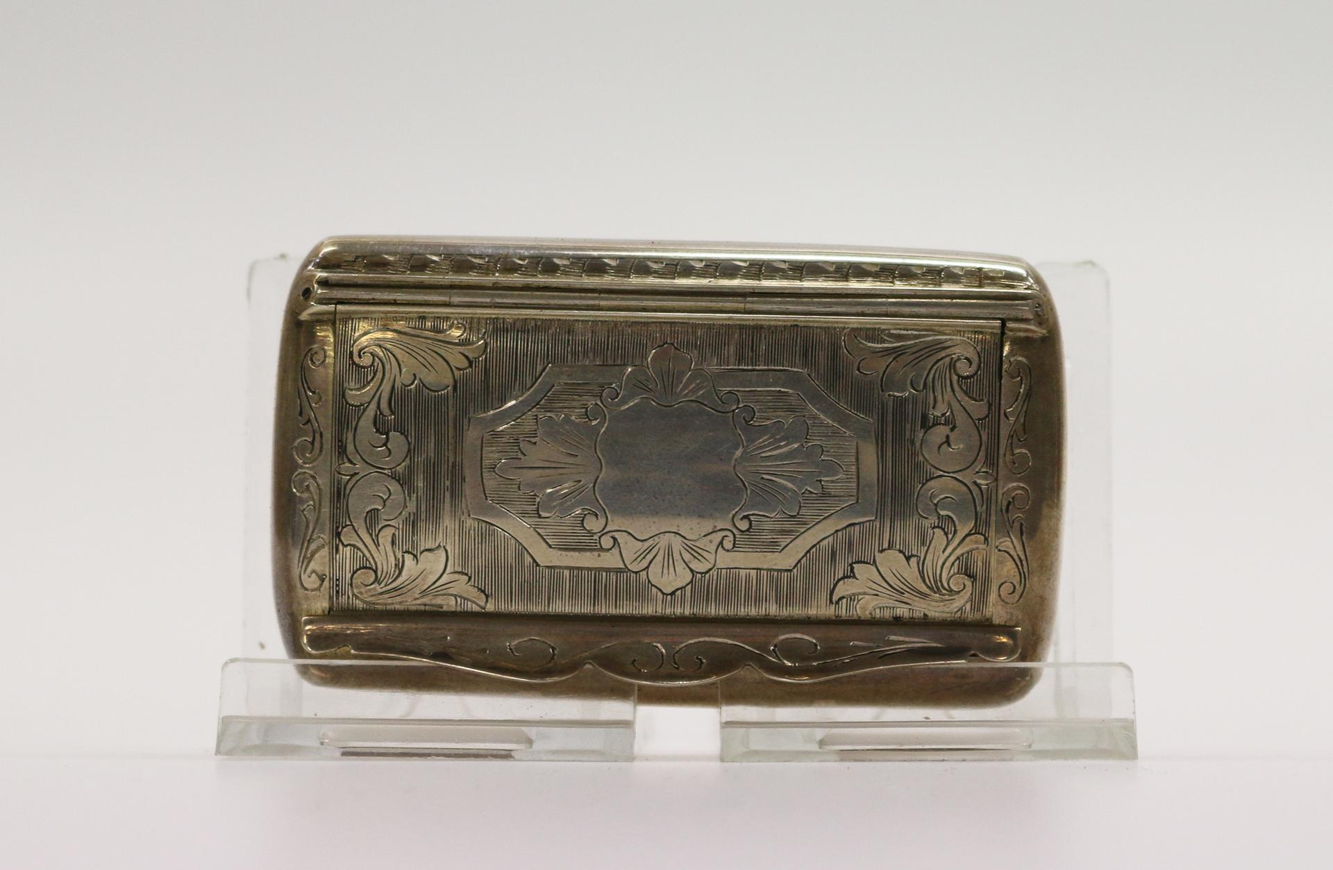 Tabaquera para tabaco rapé en plata con labrados