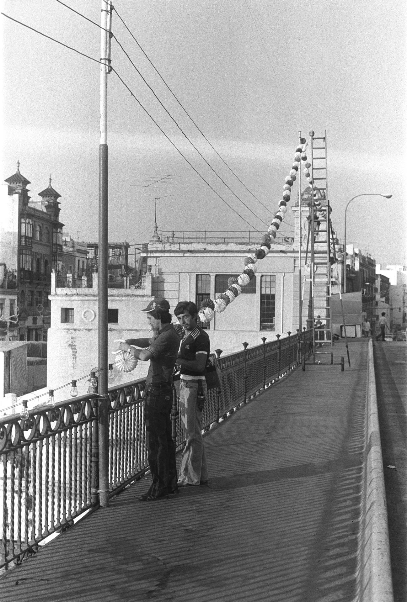 Decorando el Puente de Triana para la Velá de Santa Ana