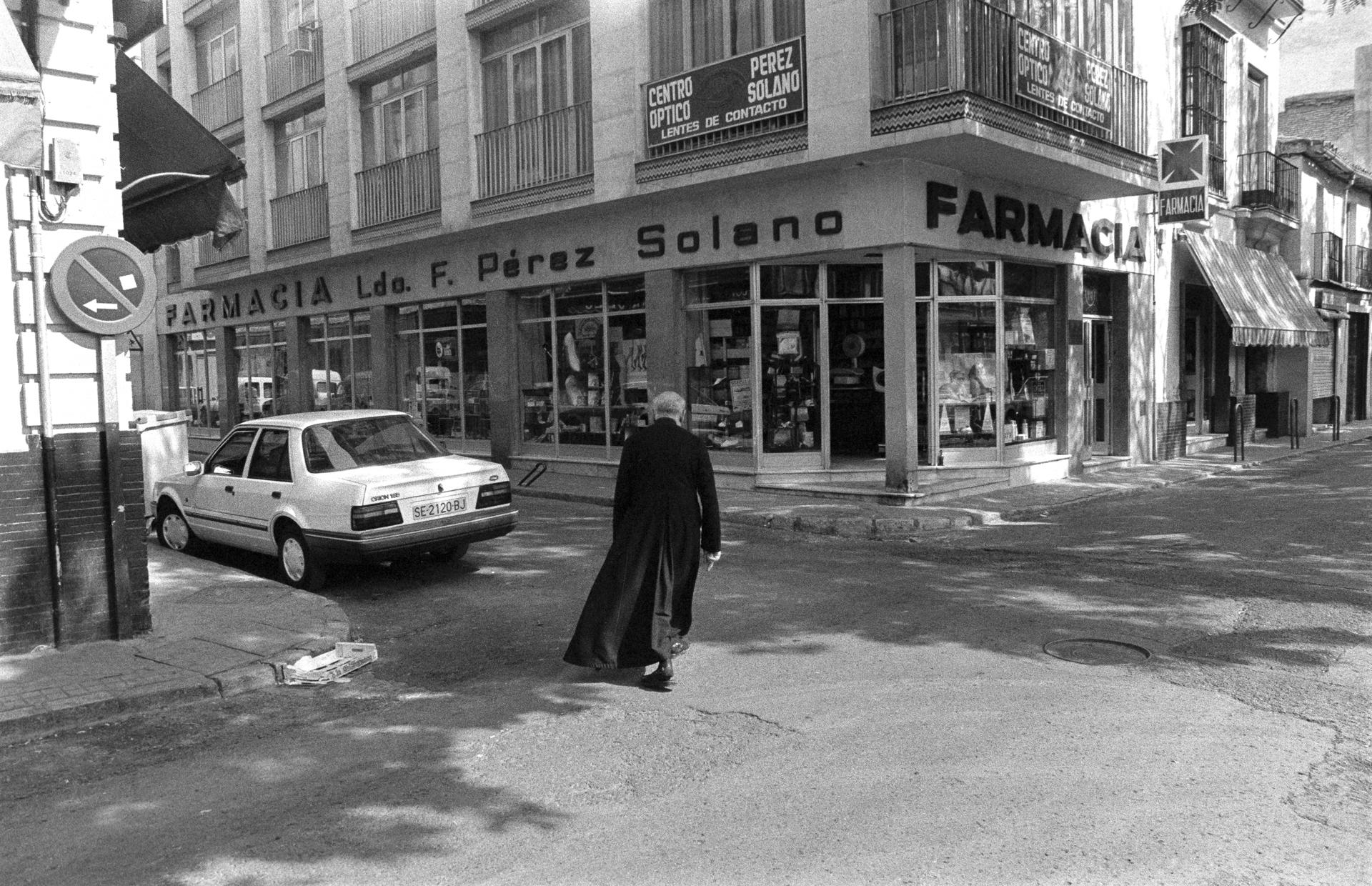 Sacerdote caminando hacia la calle Alcázares