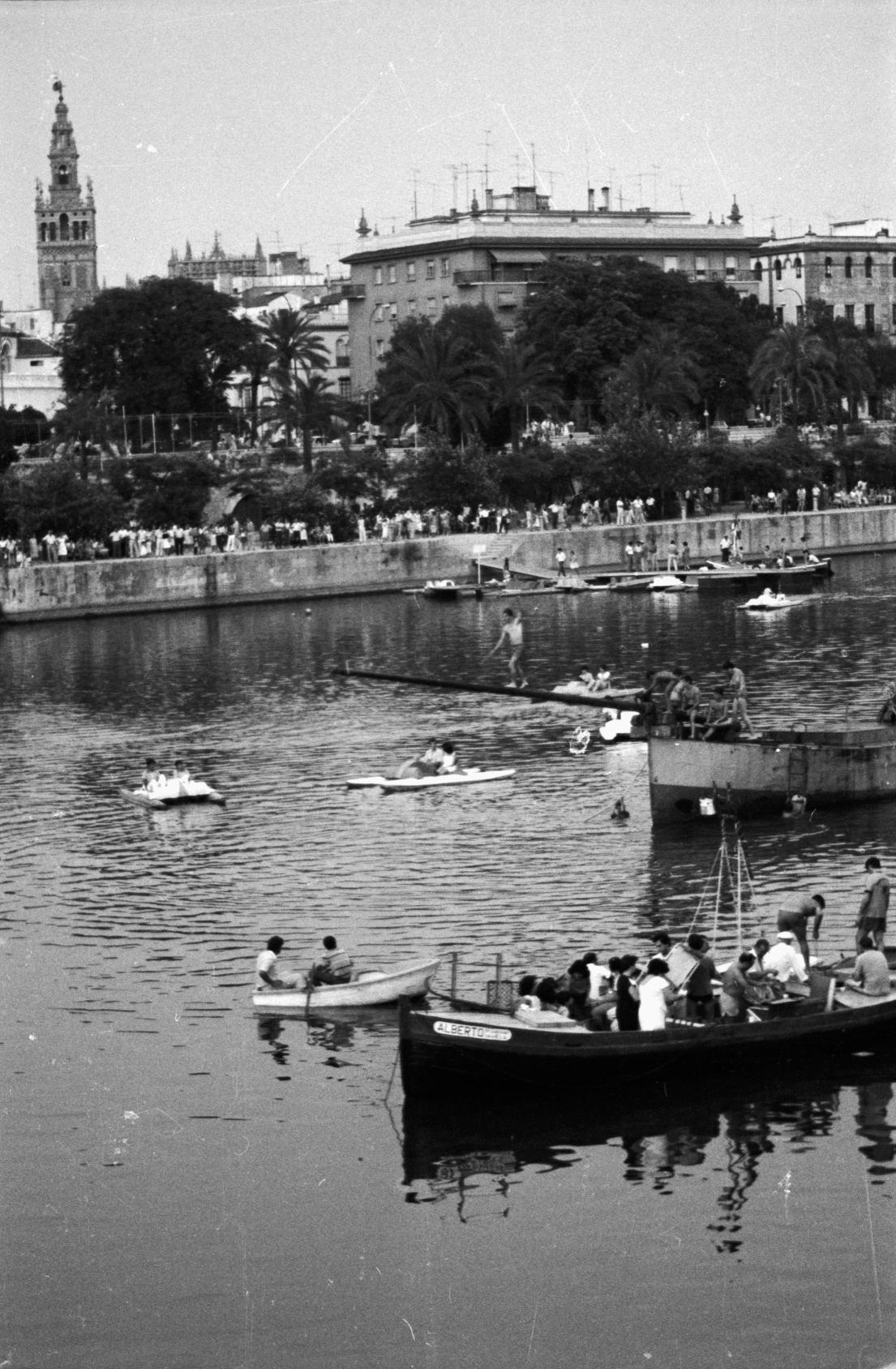 La cucaña en la Velá de Santa Ana