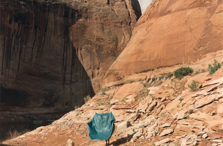 Peter Goin.Flying tent, North Gulch, Moqui Canyon, from A New Form of Beauty: Glen Canyon Beyond Climate Change. Printed: 2018, file created 1997. Digital pigment print, on Hahnamuhle 350 gsm watercolor paper. © Peter Goin, cortesía del artista.