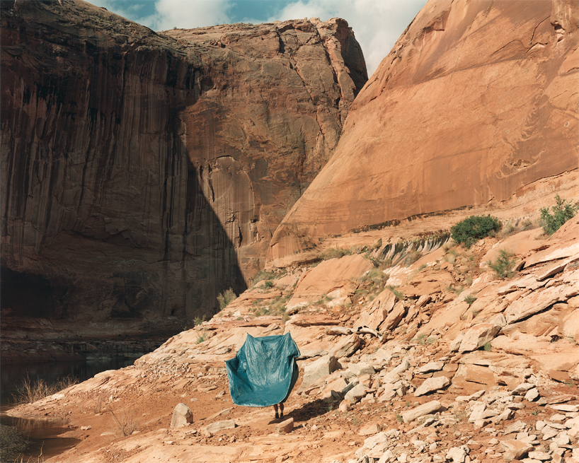 Peter Goin.Flying tent, North Gulch, Moqui Canyon, from A New Form of Beauty: Glen Canyon Beyond Climate Change. Printed: 2018, file created 1997. Digital pigment print, on Hahnamuhle 350 gsm watercolor paper. © Peter Goin, cortesía del artista.